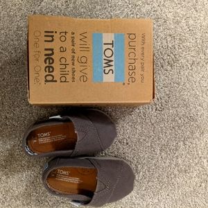 Baby Tom's size 4 unisex. Dark grey
